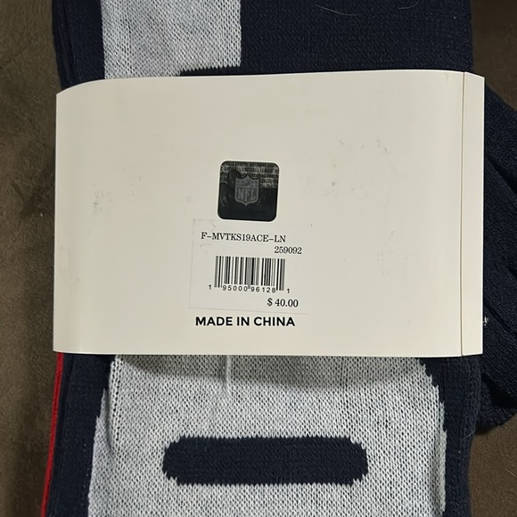 NWT โฅ๏ธ๐ค๐ Patriots Scarf & Glove Set ๐๐๐ผ - Picture 2 of 3